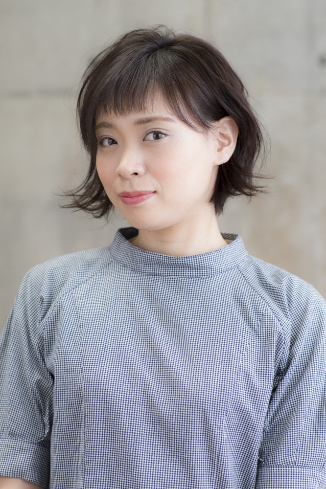 耳にかけた時にスッキリ見える 短め前髪が可愛いショートボブ ヘアカタログ Calme カルム オフィシャルサイト 八王子 京王八王子の美容室 美容院